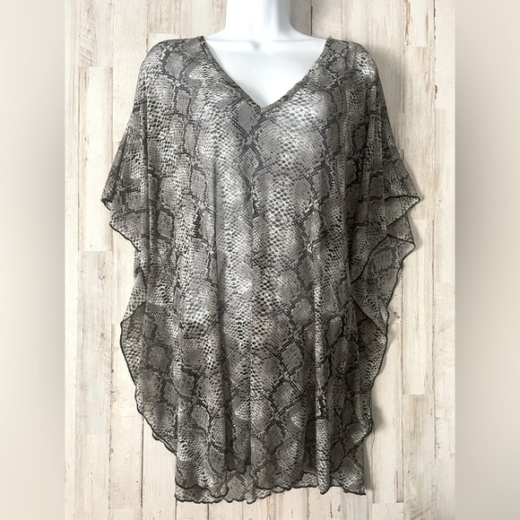 Jordan Taylor Snakeskin Coverup Size Small
Swim Summer Oversized - Picture 4 of 6
